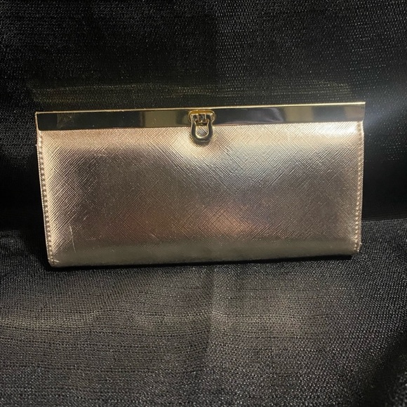 Handbags - EUC Woman’s Gold Clutch